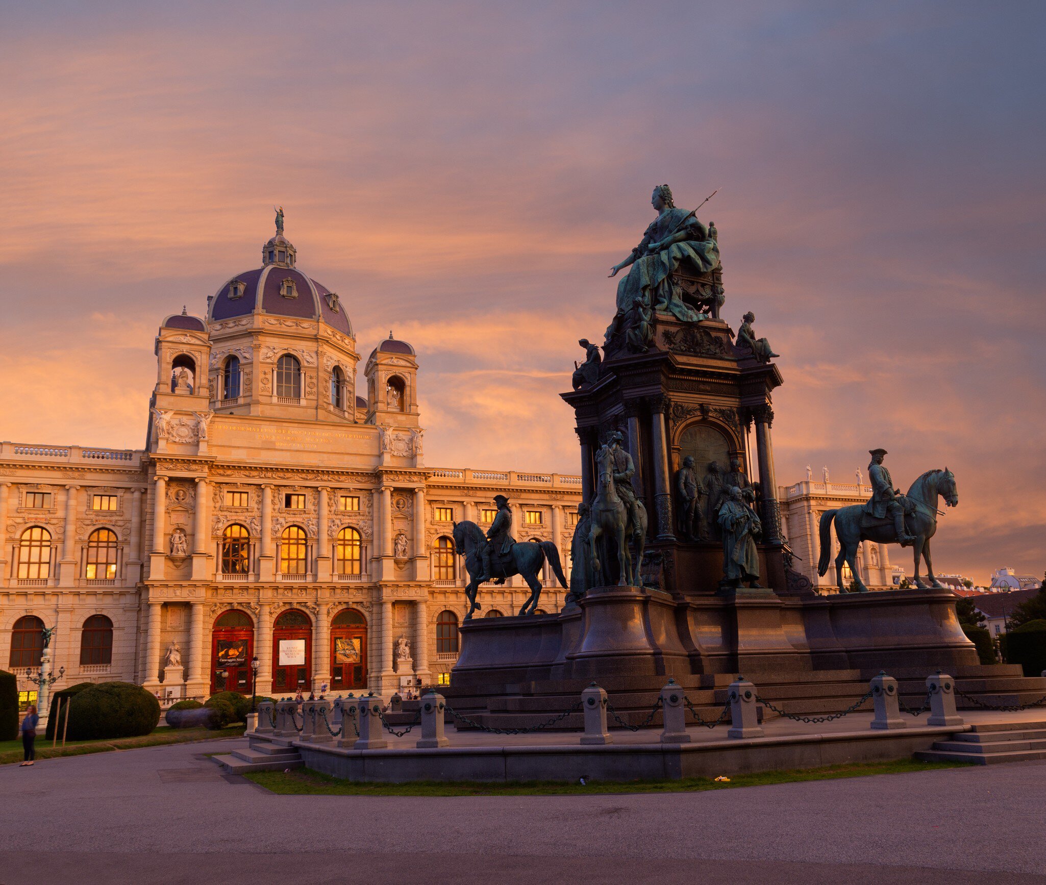 The outside of the Kunsthistorisches Museum.
wien, Innere Stadt, Kunsthistorisches Museum, austria, austrian, bright, colorful, distant, downtown, exterior, famous, far, front, historic, monument, museum, old, outside, pink, red, sky, sunset, vibrant, vienna, architecture, building, statue, copper