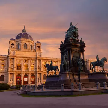 The outside of the Kunsthistorisches Museum.
wien, Innere Stadt, Kunsthistorisches Museum, austria, austrian, bright, colorful, distant, downtown, exterior, famous, far, front, historic, monument, museum, old, outside, pink, red, sky, sunset, vibrant, vienna, architecture, building, statue, copper