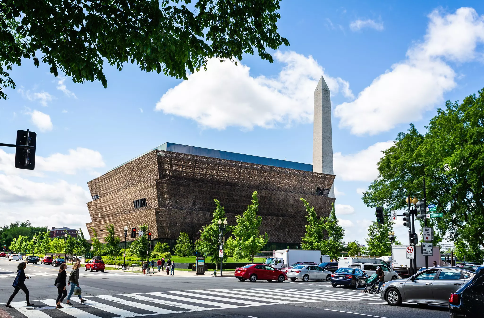 It's not easy to find a parking spot in Washington, DC, so opt for a rideshare instead © Nigel Jarvis / Shutterstock