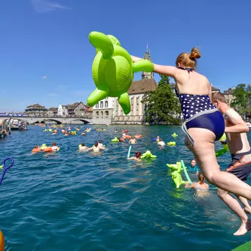 As the mercury rises, make a splash at one of Zürich’s official swimming areas © ETham Photo/Alamy