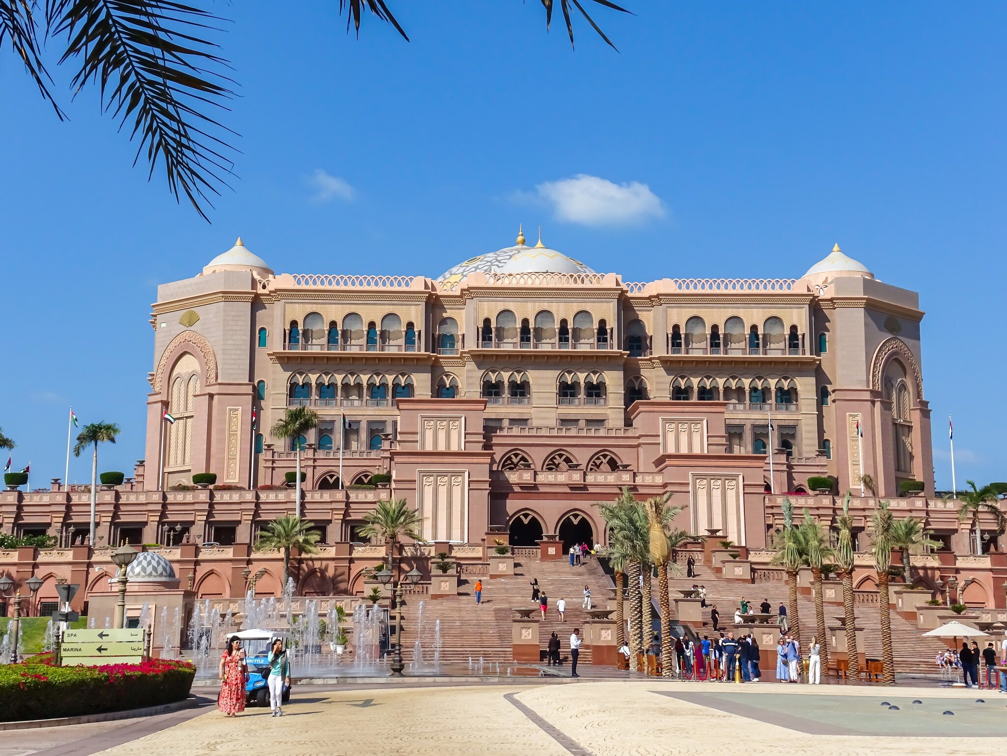 Abu Dhabi, United Arab Emirates, 01.05.2025: view of Emirates Palace Mandarin Oriental:, License Type: media, Download Time: 2026-06-17T14:53:07.000Z, User: pinkjozie64, Editorial: true, purchase_order: 56530 - Guidebooks, job: Global Publishing WIP, client: DUBAI & ABU DHABI 12, other: Jo-anne Riddell