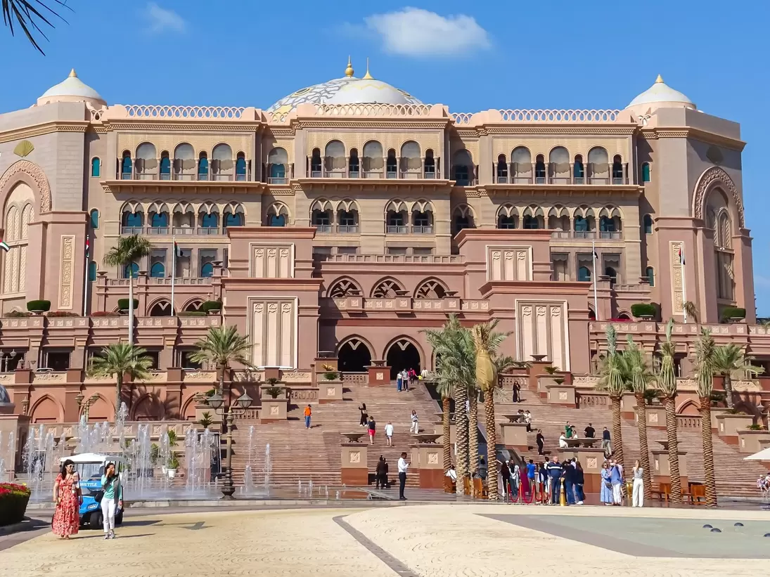 Abu Dhabi, United Arab Emirates, 01.05.2025: view of Emirates Palace Mandarin Oriental:, License Type: media, Download Time: 2026-06-17T14:53:07.000Z, User: pinkjozie64, Editorial: true, purchase_order: 56530 - Guidebooks, job: Global Publishing WIP, client: DUBAI & ABU DHABI 12, other: Jo-anne Riddell