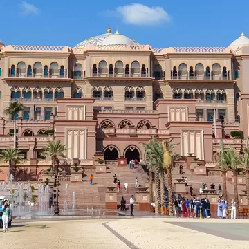 Abu Dhabi, United Arab Emirates, 01.05.2025: view of Emirates Palace Mandarin Oriental:, License Type: media, Download Time: 2026-06-17T14:53:07.000Z, User: pinkjozie64, Editorial: true, purchase_order: 56530 - Guidebooks, job: Global Publishing WIP, client: DUBAI & ABU DHABI 12, other: Jo-anne Riddell