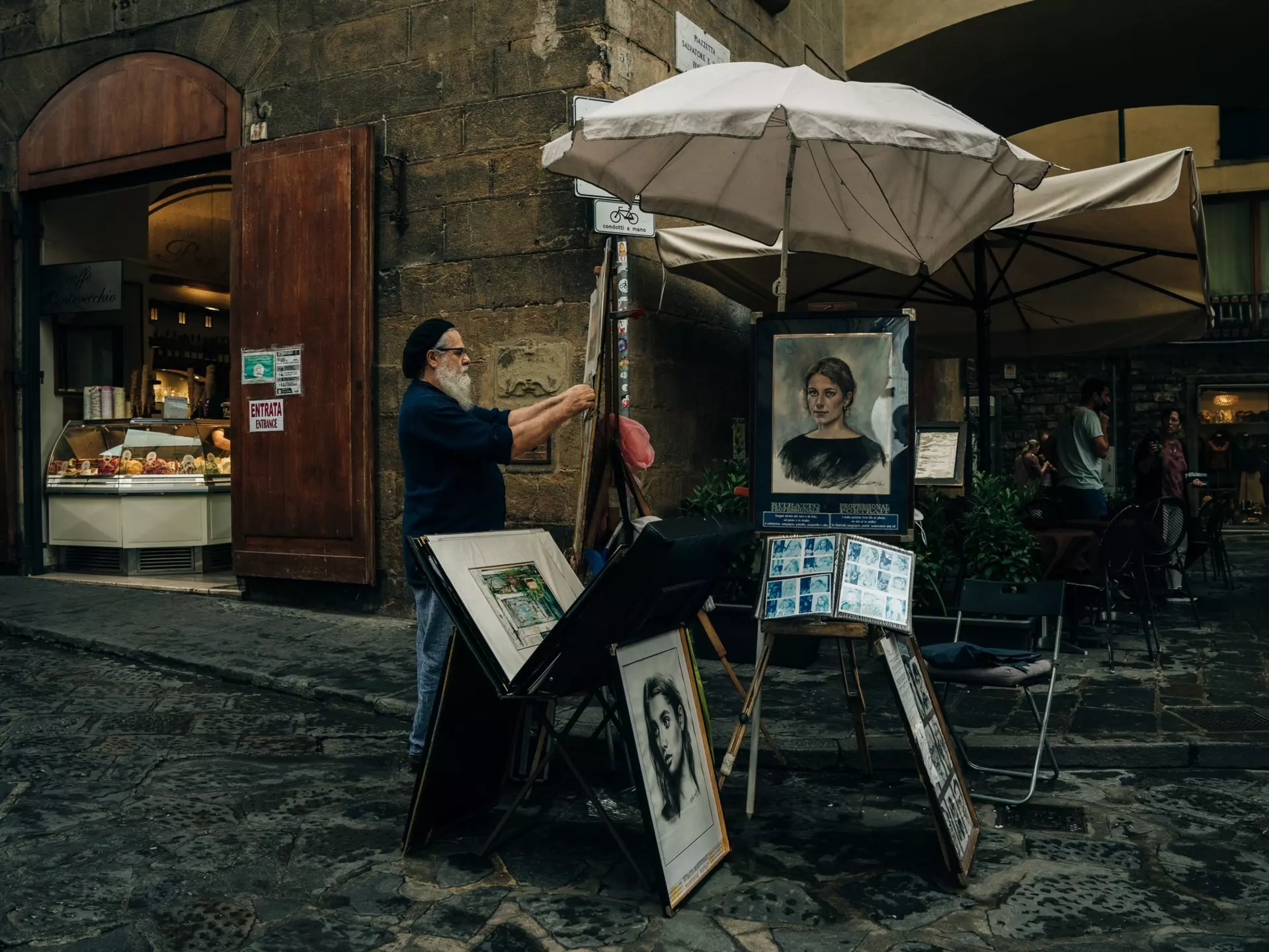 A street artist near the Cathedral of Santa Maria del Fiore. Brester Irina/Shutterstock