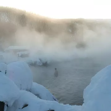 The temperature at the steamy pools of Chena Hot Springs in Alaska averages 106°F © Pung / Shutterstock