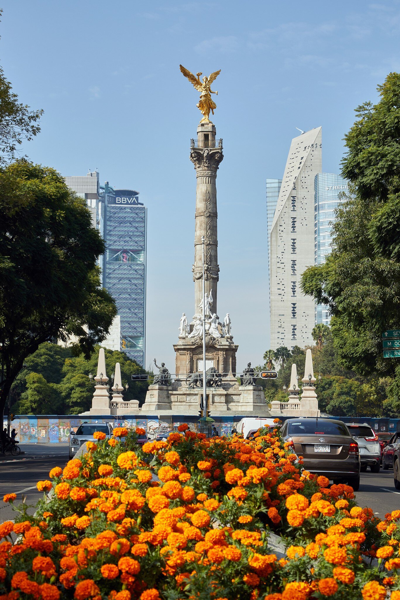 View of the Monumento a la Independencia (Independence Monument), known by locals as El Ángel (The Angel), in Mexico City, with flowers in the foreground.