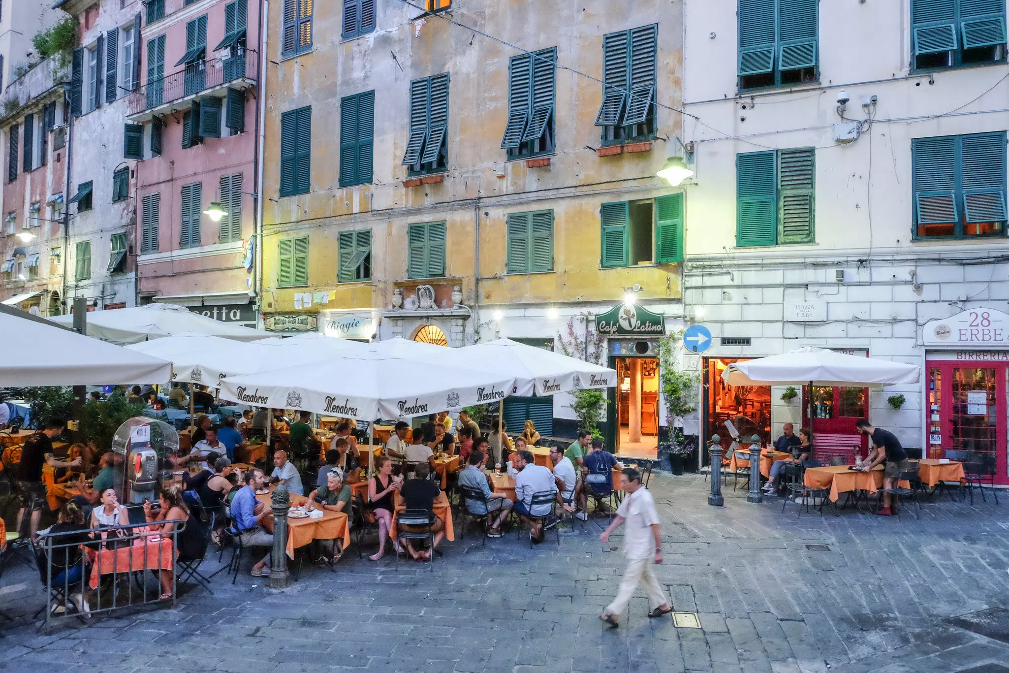Italy, Liguria: Genoa. Terraces of bars and restaurants in the square Piazza delle Erbe. (Photo by: Andia/Universal Images Group via Getty Images)
818505768
cafe bar, cafe terrace, holidays, leisures, place, tourists, trade, terraces, bars, restaurants
Italy, Liguria: Genoa. Terraces of bars and restaurants in the square Piazza delle Erbe.