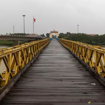 The bridge 17 latitude of the division of Vietnam