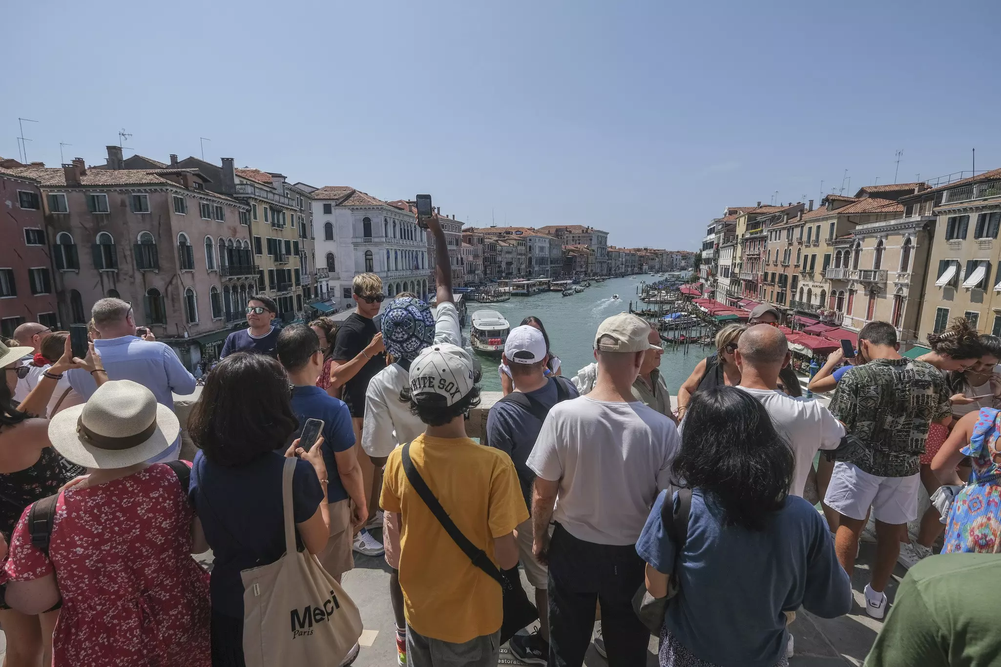 Tourists flock to the Rialto Bridge on August 02, 2023 in Venice, Italy. © Stefano Mazzola/Getty Images