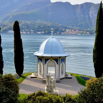 A Moorish pavilion in the grounds of Villa Melzi d’Eril in Bellagio, Italy, with Lake Como in the background.