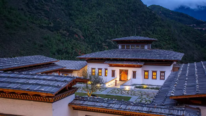 A courtyard at a hotel in the mountains.