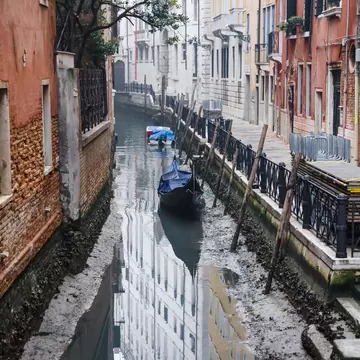 A dry canal at low tide in February in Venice, Italy © Alessandro Bremec/NurPhoto via Getty Images