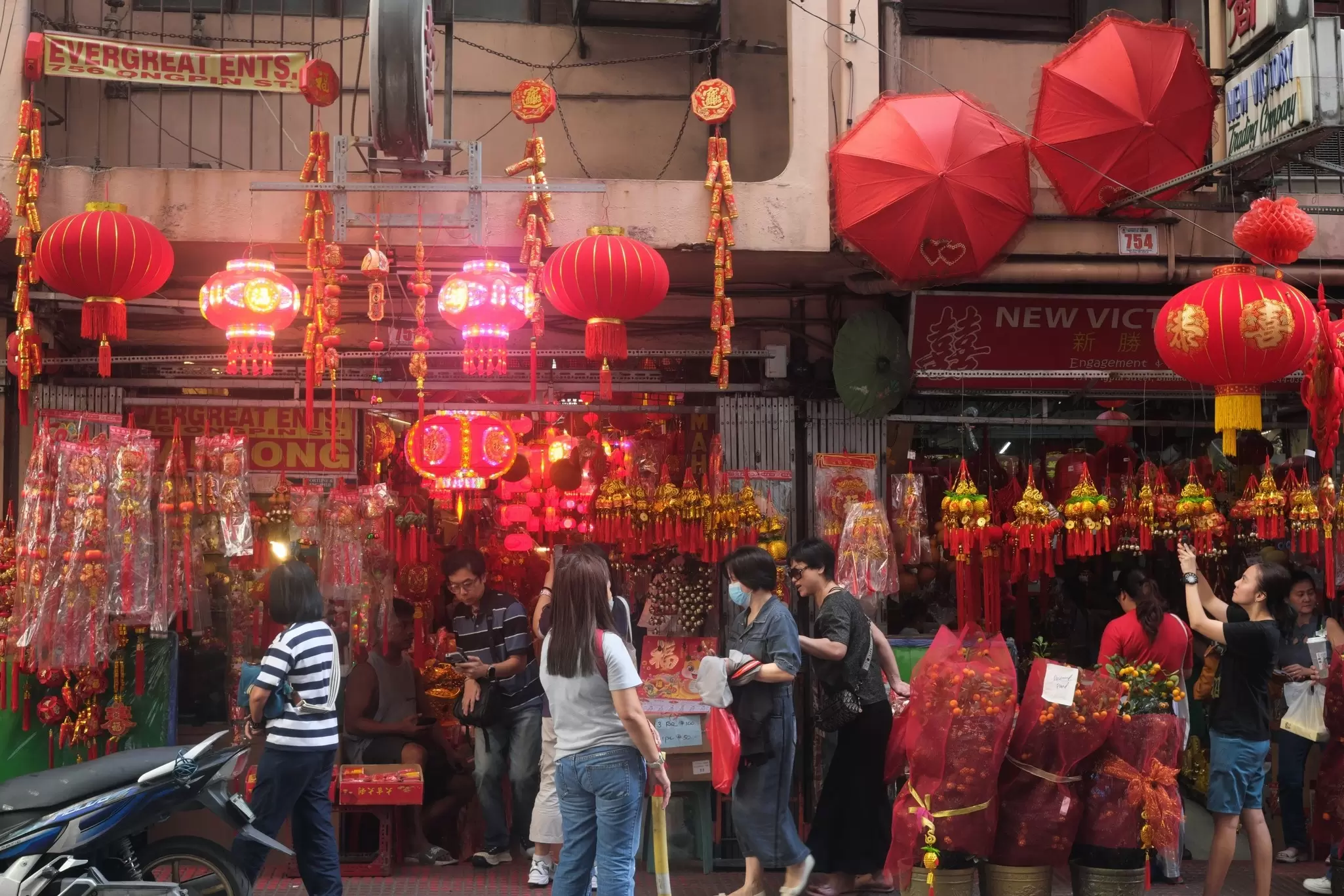 Ongpin street in Binondo. sulit.photos/Shutterstock.