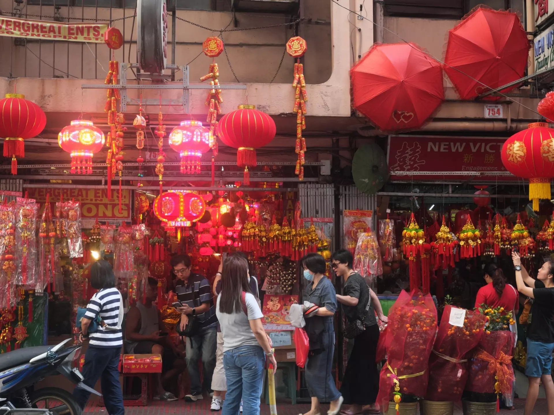 Ongpin street in Binondo. sulit.photos/Shutterstock.