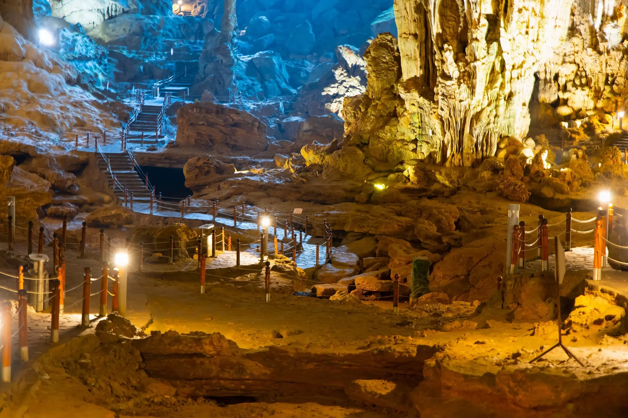 Sửng Sốt (Surprise) Cave or Surprise Cave in Halong Bay