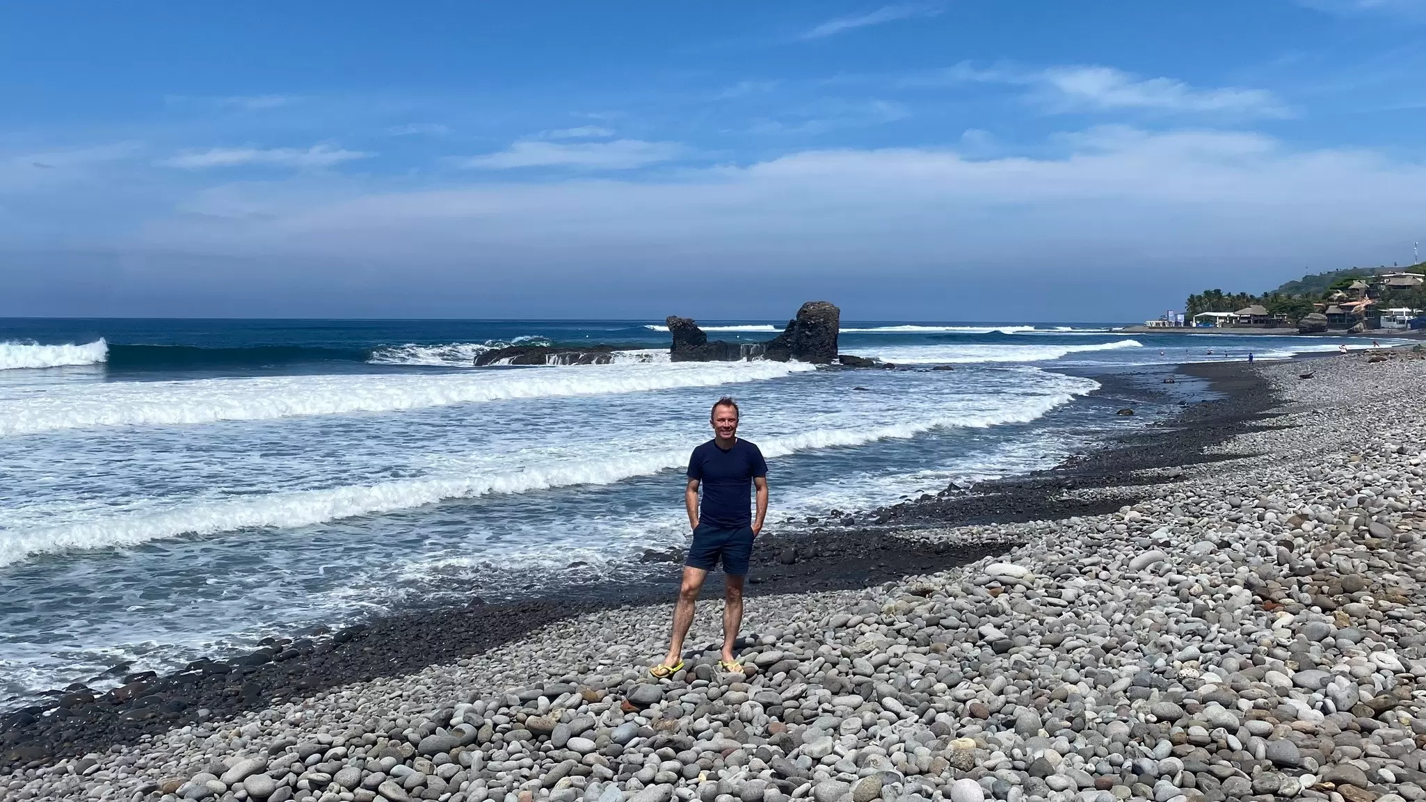 Admiring the ferocious waves of El Tunco from afar © Brian Healy