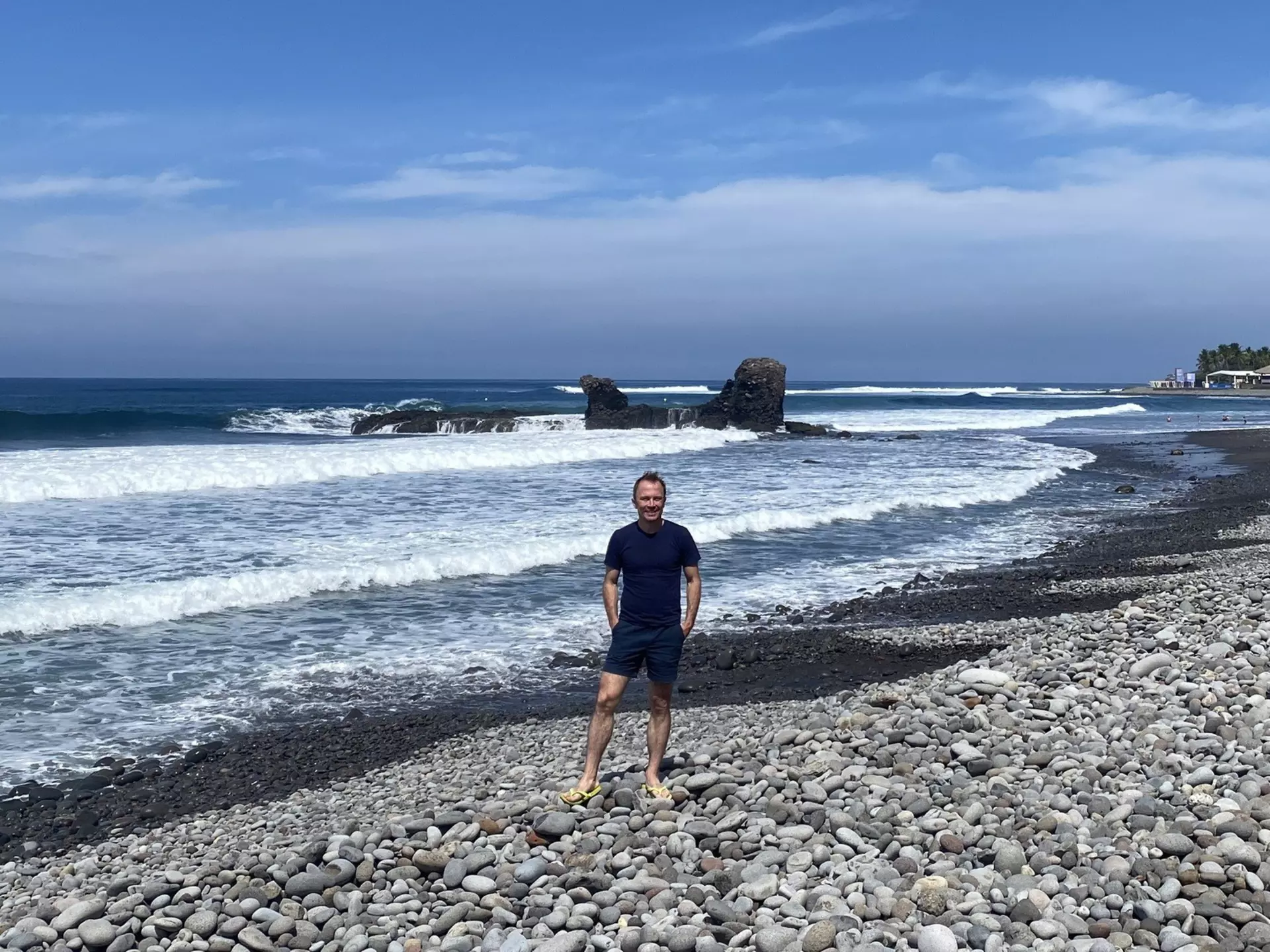 Admiring the ferocious waves of El Tunco from afar © Brian Healy