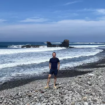 Admiring the ferocious waves of El Tunco from afar © Brian Healy