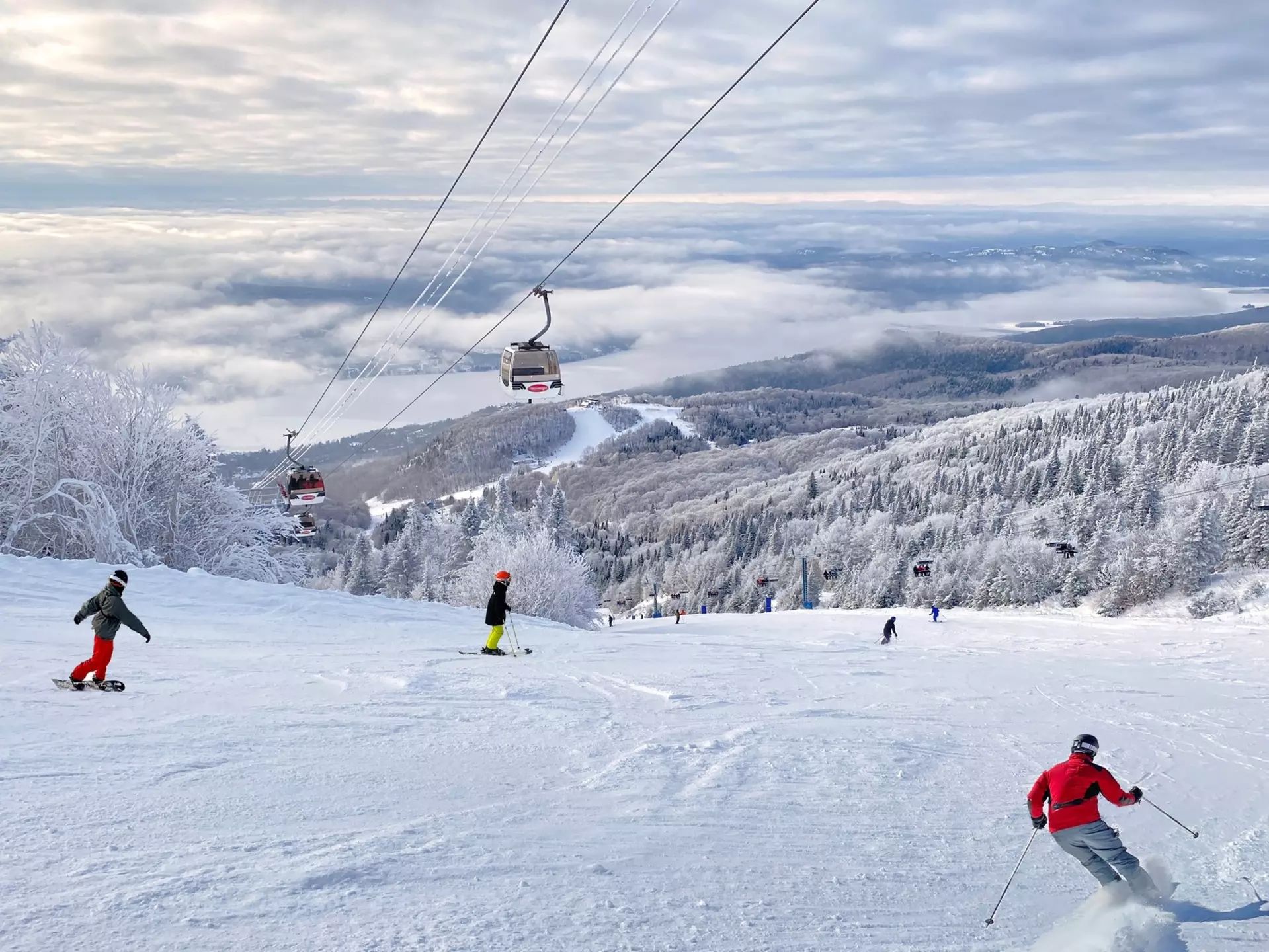 Mont and Tremblant Lake in winter with skiers on the foreground, Quebec, Canada, License Type: media, Download Time: 2025-12-02T16:19:59.000Z, User: mvm_lonelyplanet, Editorial: false, purchase_order: 56530 - Guidebooks, job: Experience Canada 1, client:  Global Publishing-WIP, other: Virginia Moreno