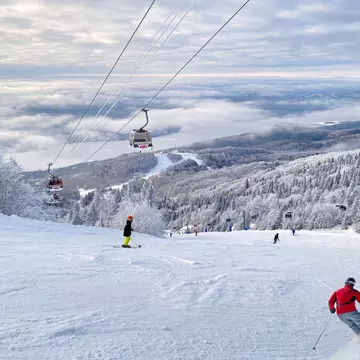 Mont and Tremblant Lake in winter with skiers on the foreground, Quebec, Canada, License Type: media, Download Time: 2025-12-02T16:19:59.000Z, User: mvm_lonelyplanet, Editorial: false, purchase_order: 56530 - Guidebooks, job: Experience Canada 1, client:  Global Publishing-WIP, other: Virginia Moreno