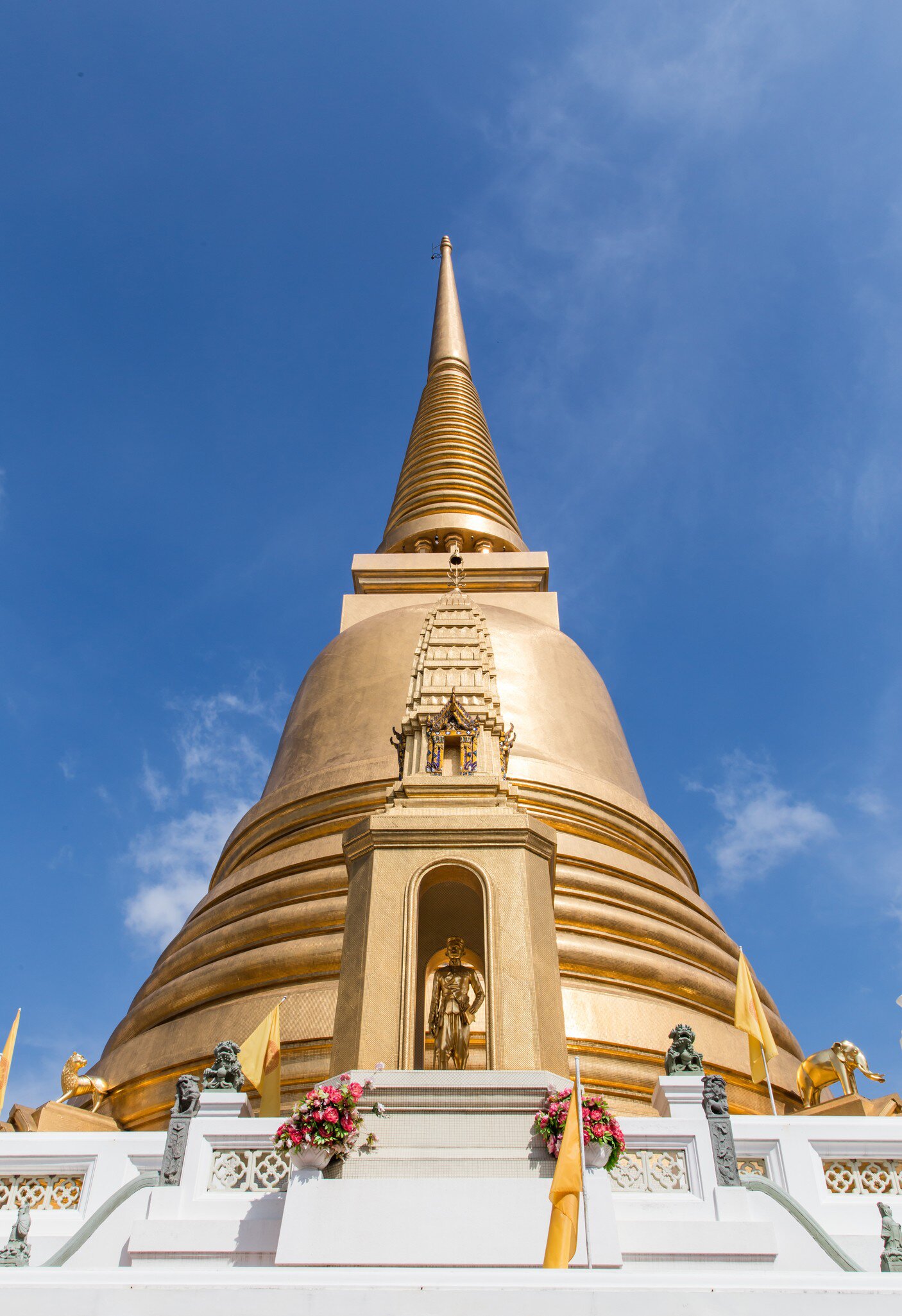 Golden pagoda, Wat Bowonniwet Vihara Rajavaravihara, Bangkok, Thailand  License Type: media  Download Time: 2023-11-13T08:29:44.000Z  User: lonelyplanetmedia  Is Editorial: No  purchase_order:   