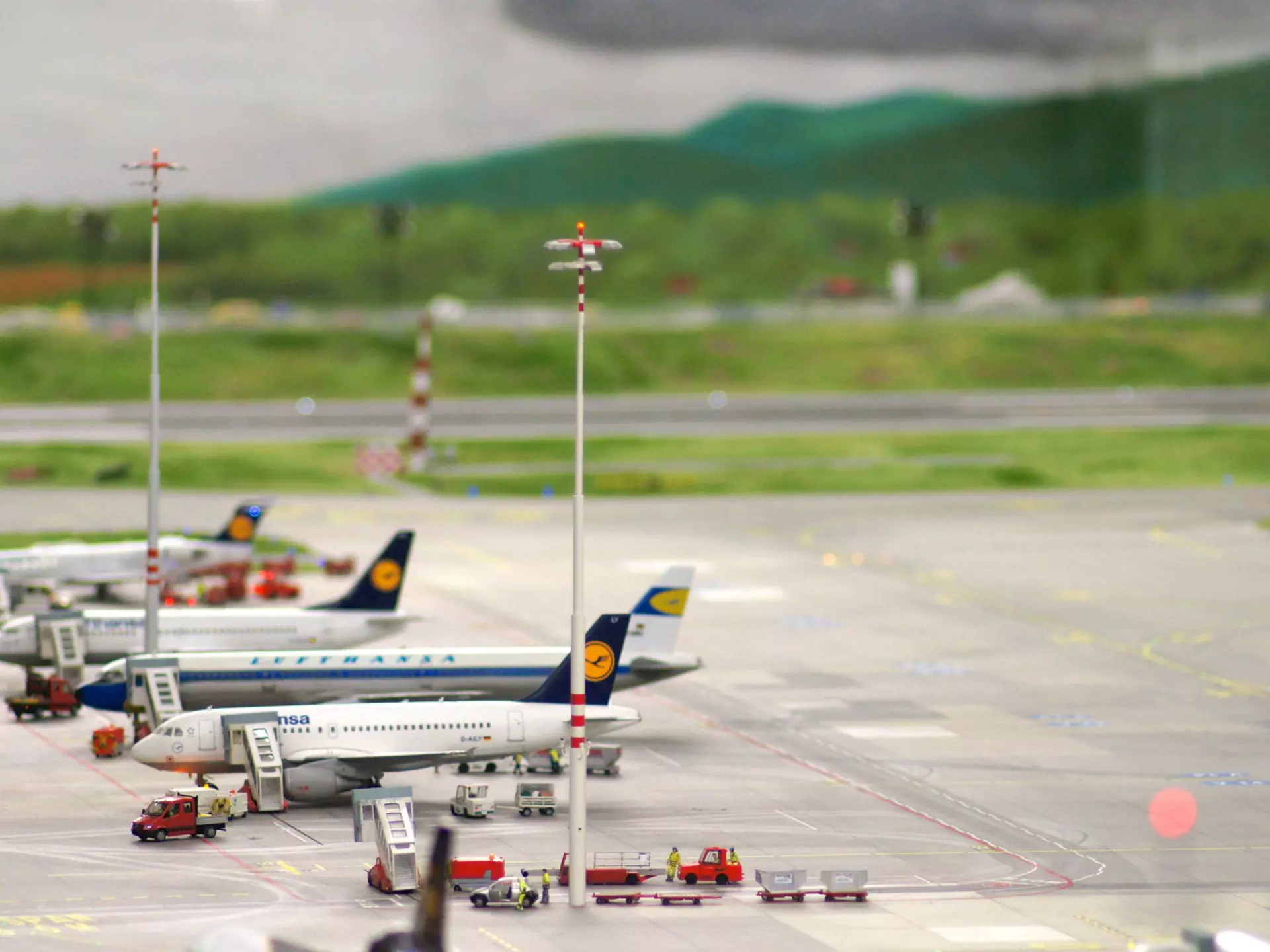 Long queues at security checks and check-in counters at Hamburg