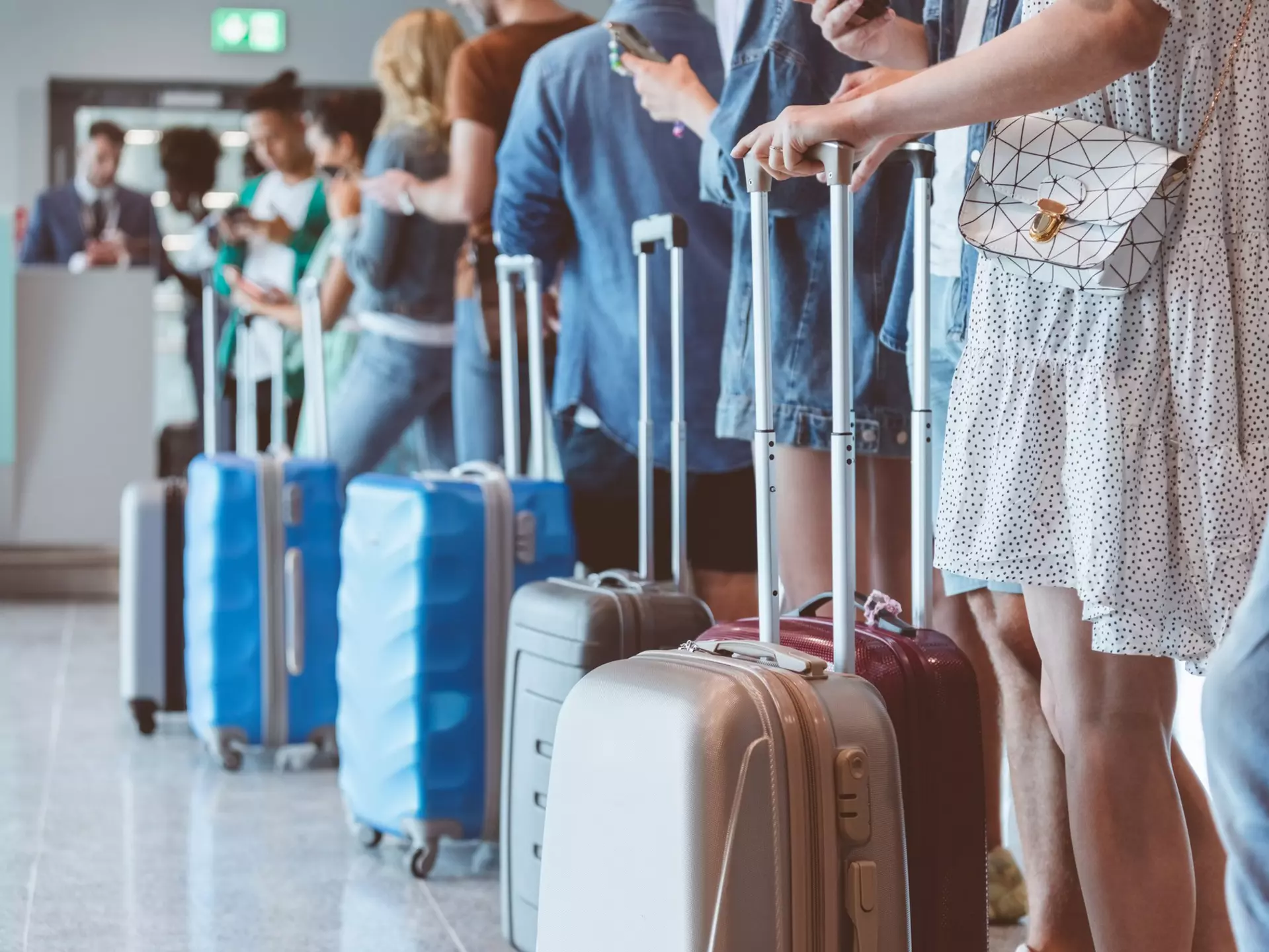 The European Parliament has launched a process that might result in the elimination of airline fees for carry-on baggage © izusek/ Getty Images