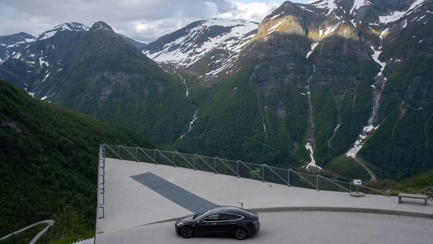 Behind the wheel of an electric car, Norway’s breathtaking fjords are yours to discover © Maurizio Fabbroni / Shutterstock