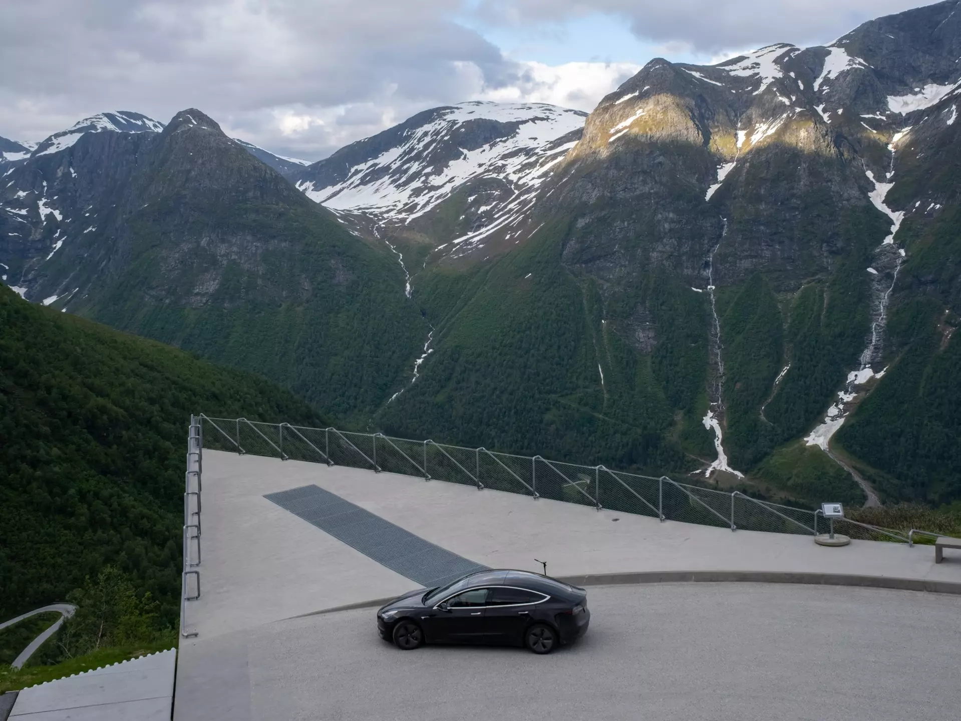 Behind the wheel of an electric car, Norway’s breathtaking fjords are yours to discover © Maurizio Fabbroni / Shutterstock