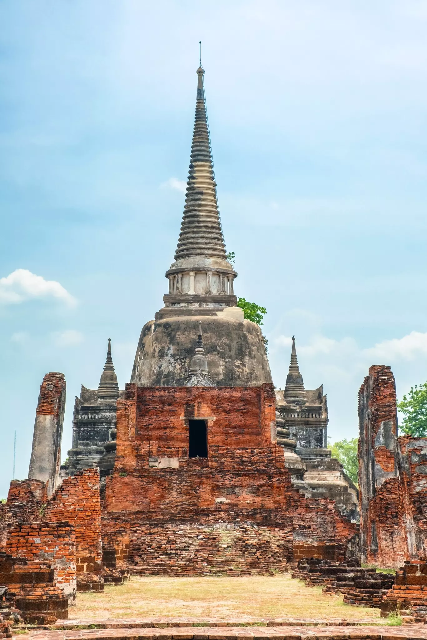 Ancient city Ayutthaya with Wat Phra Si Sanphet temple with big Chedi and ruined buildings in Ayuthaya historical park, Thailand, Asia. Vertical orientation. Historical Buddhist architecture, License Type: media, Download Time: 2025-05-28T10:04:32.000Z, User: lonelyplanetmedia, Editorial: false, purchase_order: 65050 - Digital Destinations and Articles, job: Global Publishing WIP, client: Global Publishing WIP, other: Peterson Haggarty // SS Comp Ingestion