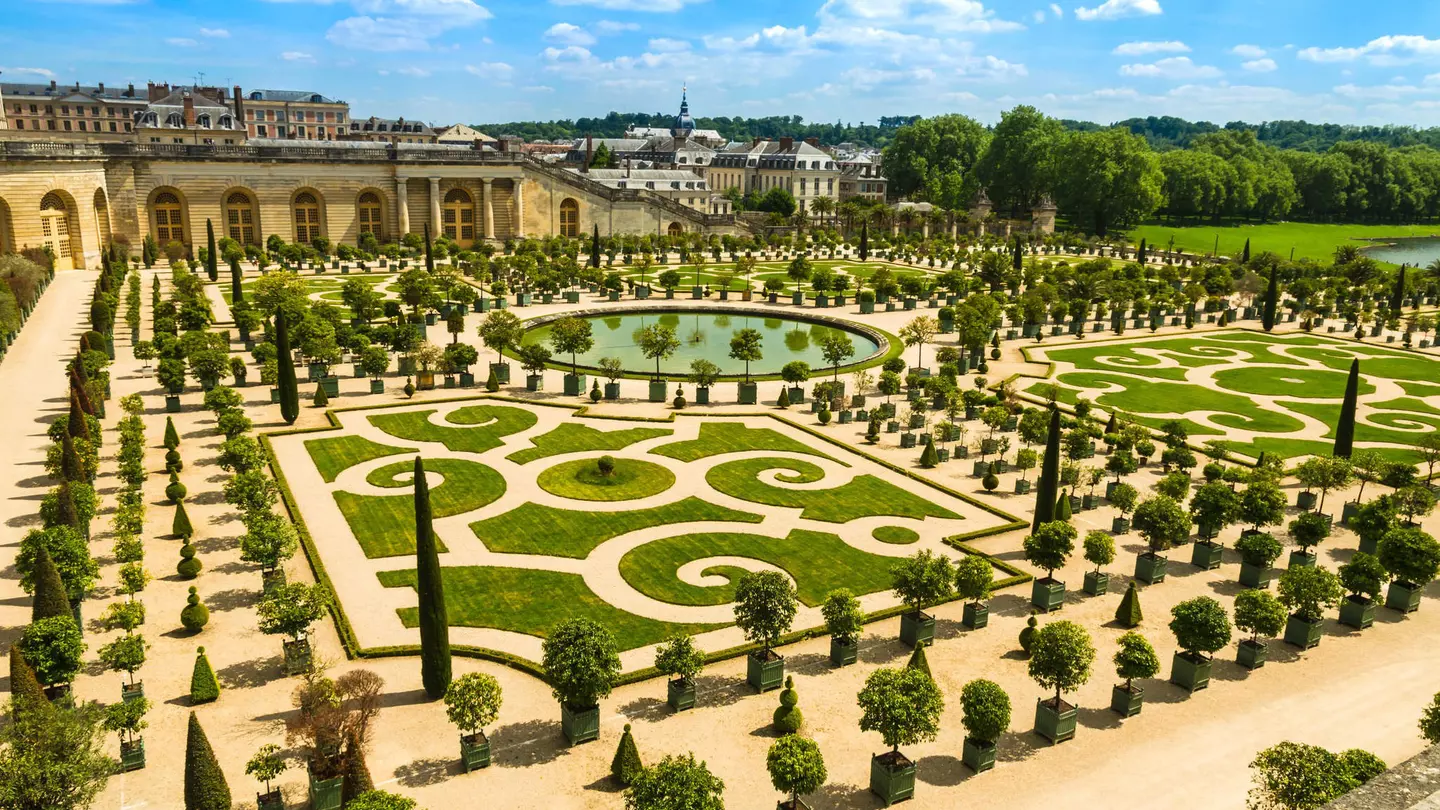 The manicured gardens of Versailles Palace © PhotoFires/Alamy Stock Photo
