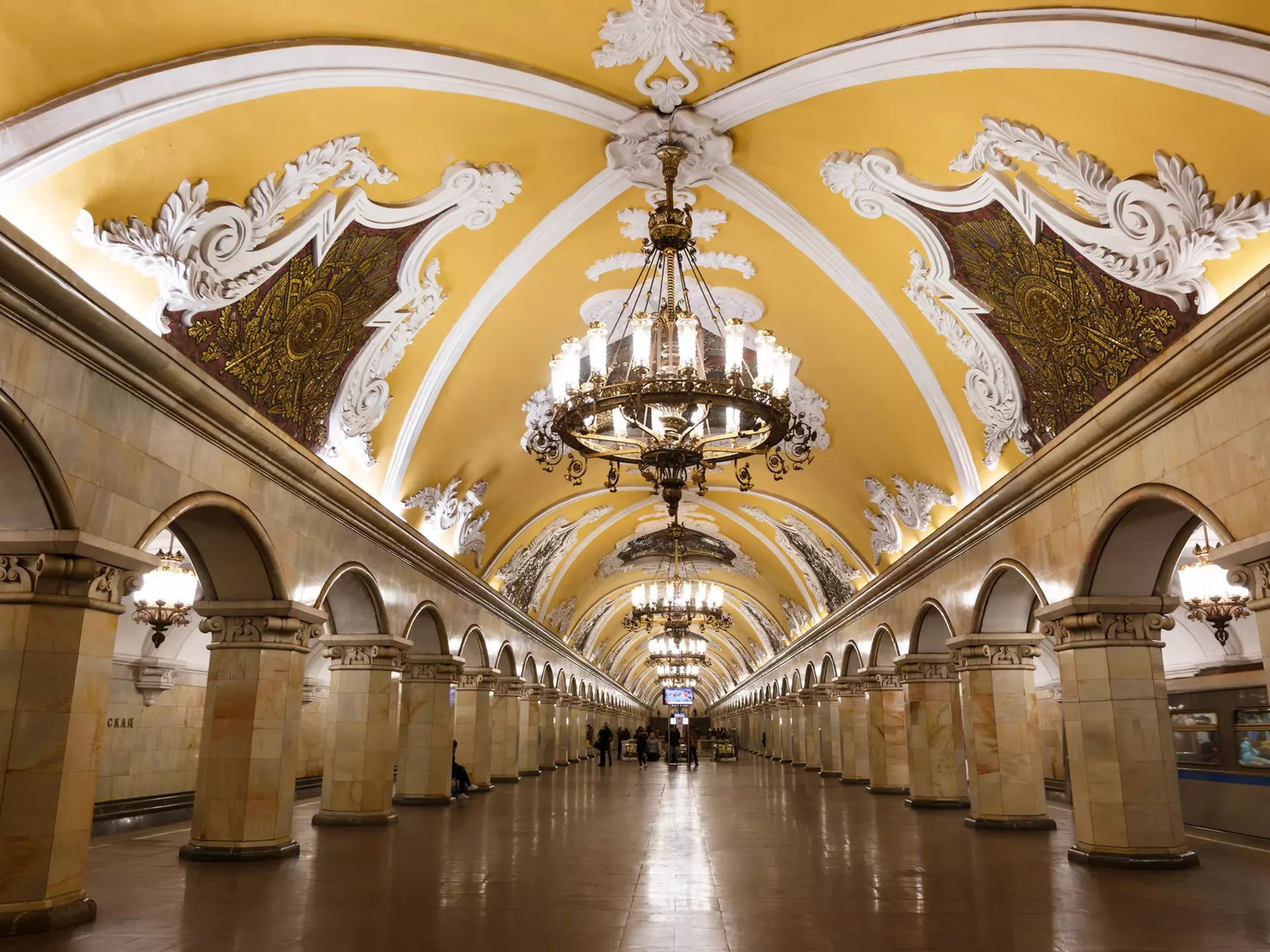 The underground hall of Komsomolskaya subway (Circle Line) metro in Moscow with Stalinist architecture. Gubin Yury / Shutterstock