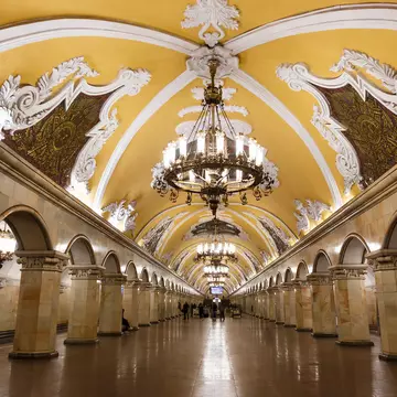 The underground hall of Komsomolskaya subway (Circle Line) metro in Moscow with Stalinist architecture. Gubin Yury / Shutterstock