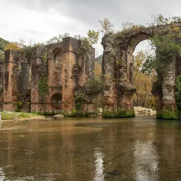 near the village of Ayios Georgios, north of Fillipiada there ruins from the ancient Roman  aqueduct of Nikopolis