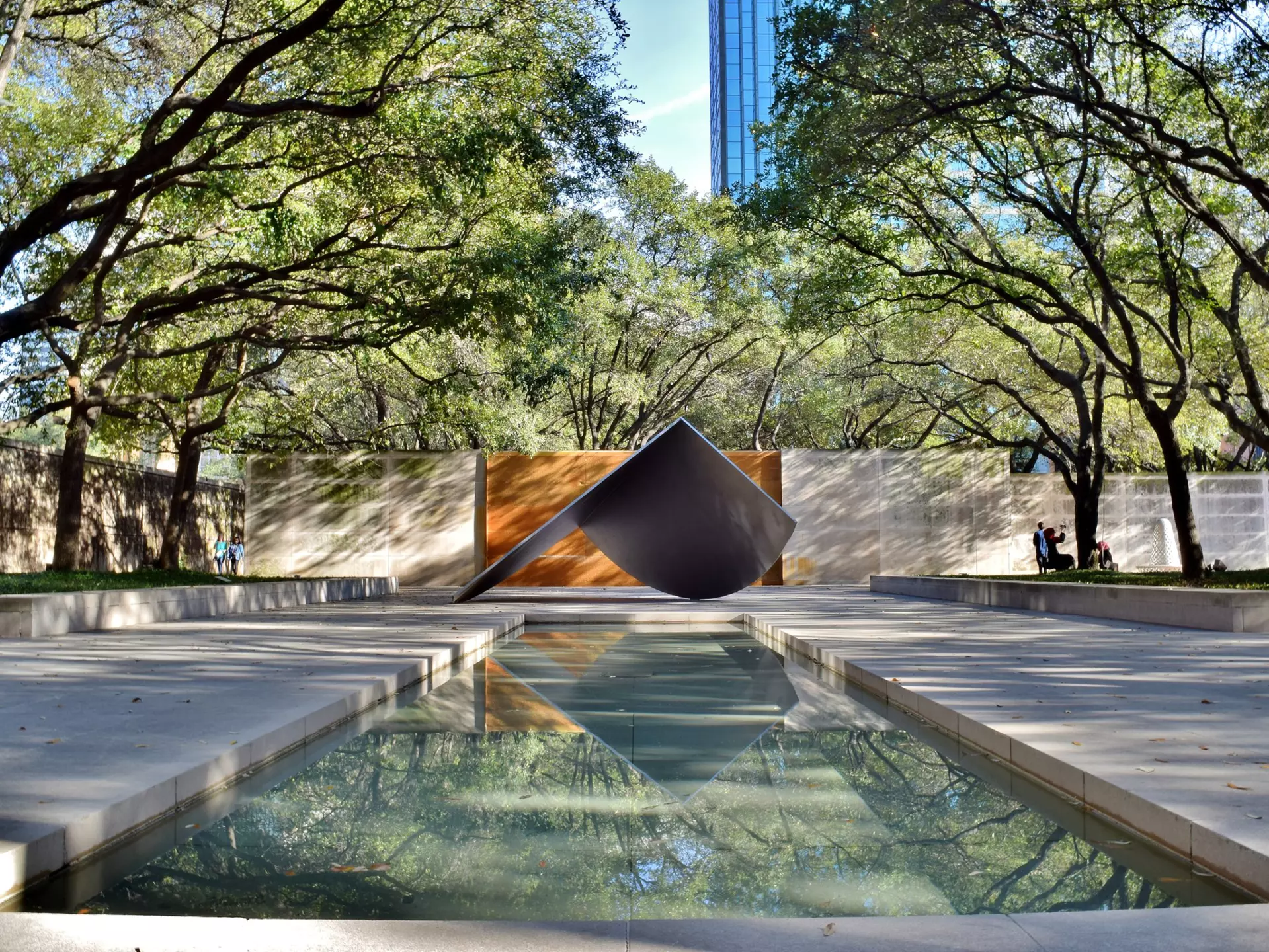 Sculpture and reflecting pool at the Dallas Museum of Art. Nate Hovee/Shutterstock