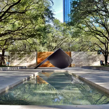 Sculpture and reflecting pool at the Dallas Museum of Art. Nate Hovee/Shutterstock