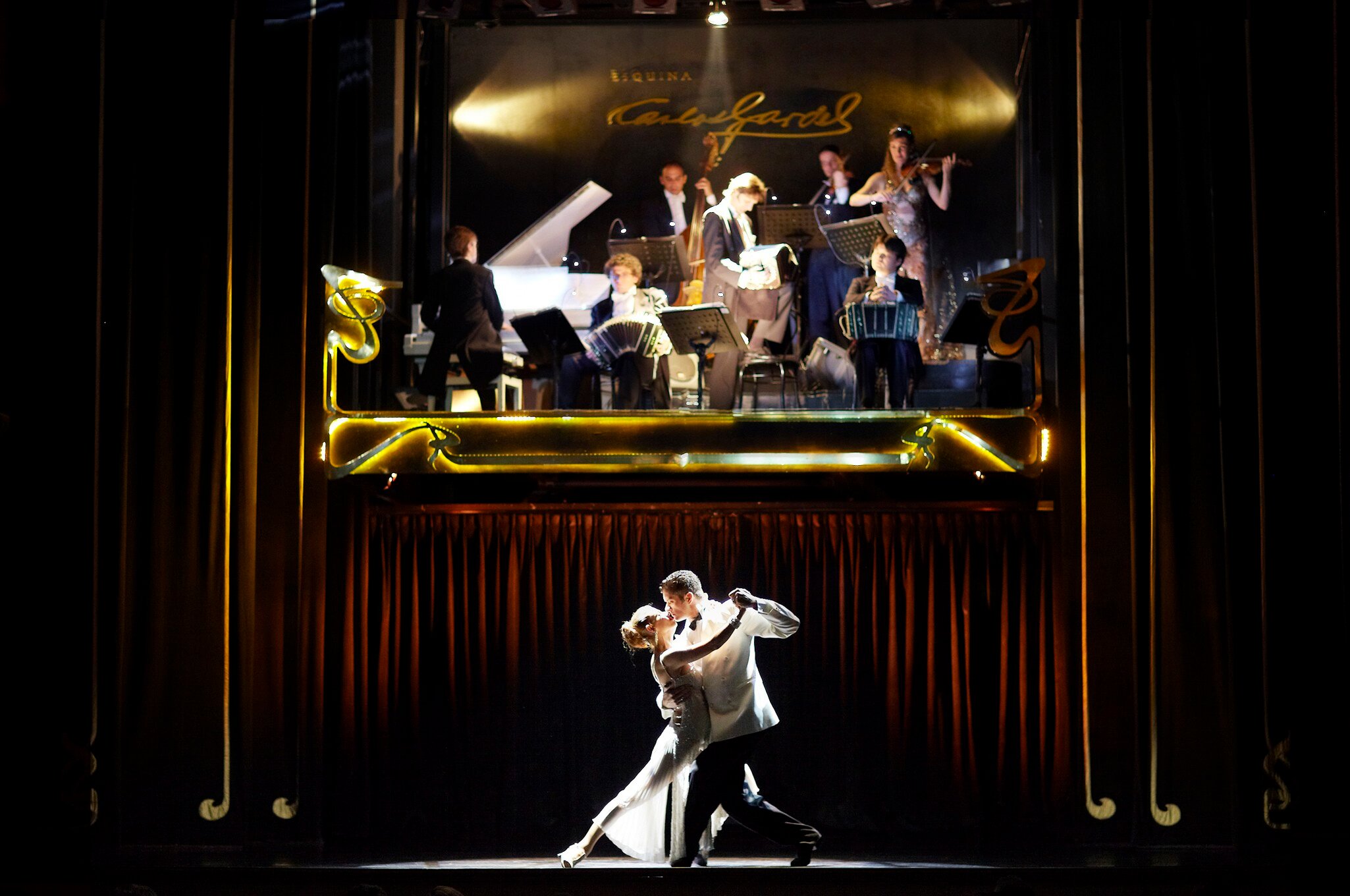 Tango performance at Esquina Carlos Gardel.
