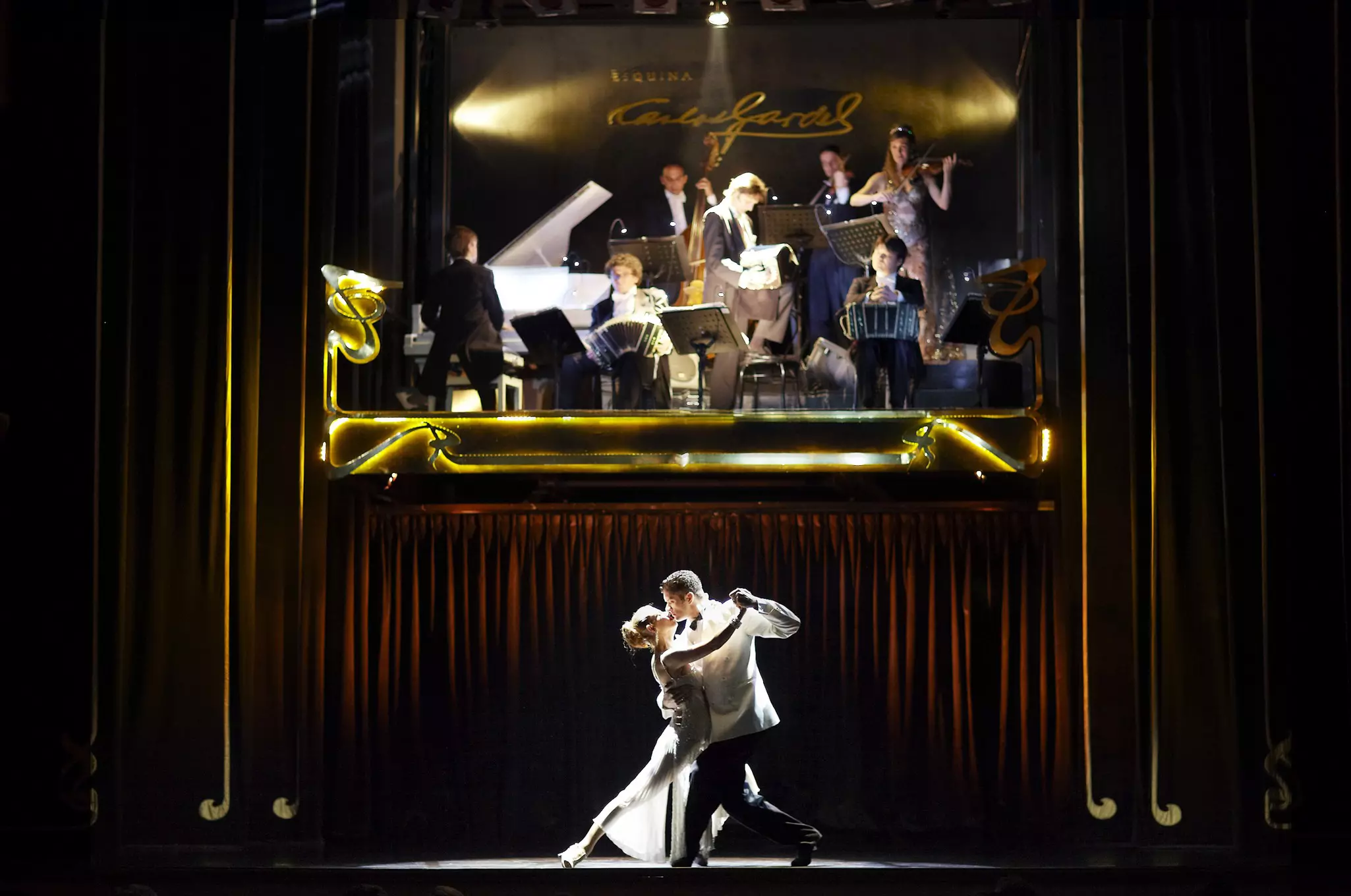 Tango performance at Esquina Carlos Gardel.