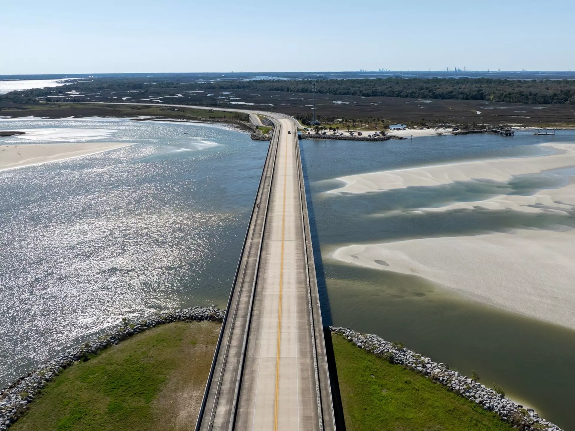 Highway A1A near Jacksonville, Florida. Frame Craft 8/Shutterstock