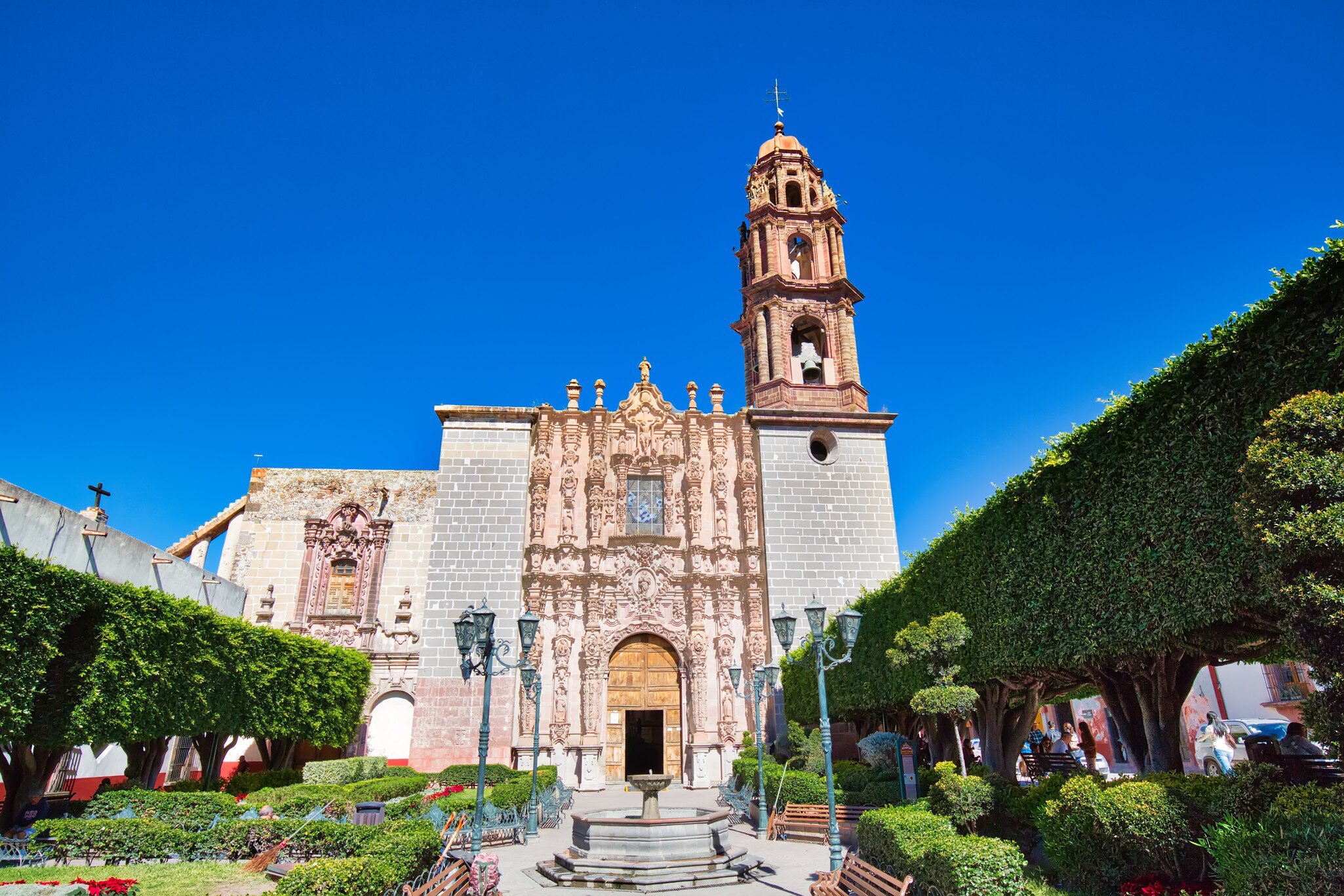 Exterior view of the Templo de San Francisco in the historic city center of San Miguel De Allende, Mexico.