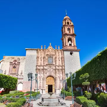 Exterior view of the Templo de San Francisco in the historic city center of San Miguel De Allende, Mexico.