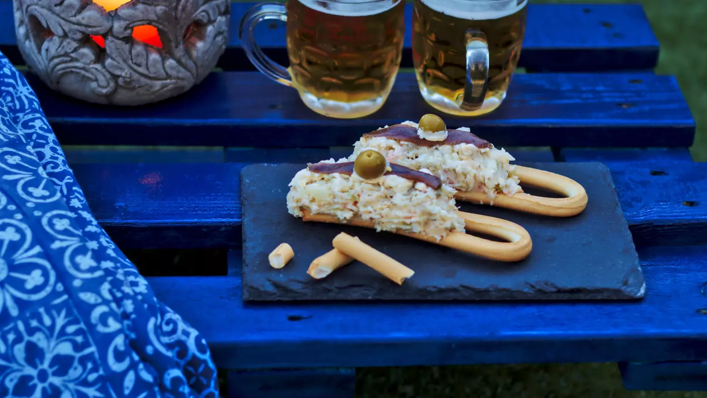 Marinera is a Russian salad cover on a bread roll with anchovy and olives, typical of Murcia, foods from Spain