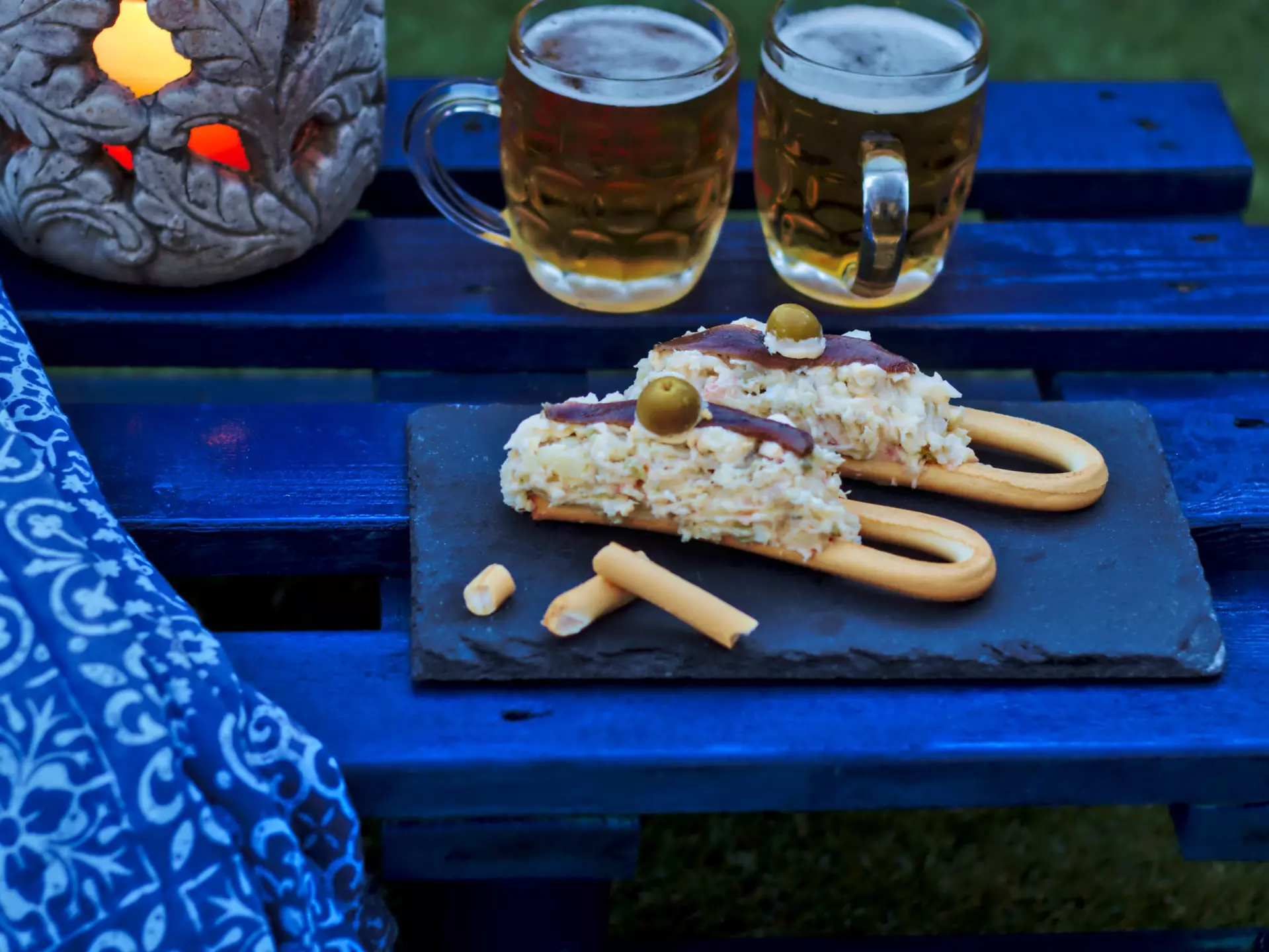 Marinera is a Russian salad cover on a bread roll with anchovy and olives, typical of Murcia, foods from Spain