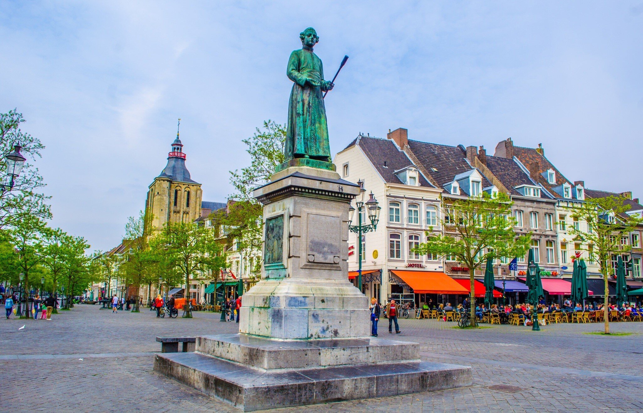 View over statue of Beeld van Minckelers on markt in Maastricht.