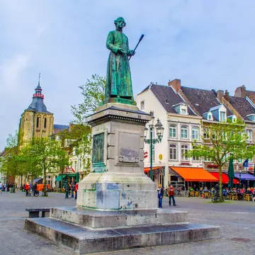 View over statue of Beeld van Minckelers on markt in Maastricht.