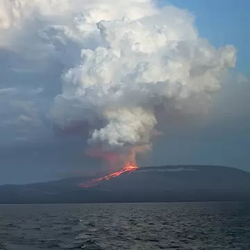 Volcán Wolf erupts on Isabela Island in the Galapagos, May 26, 2015 (active for the first time in 33 years).
