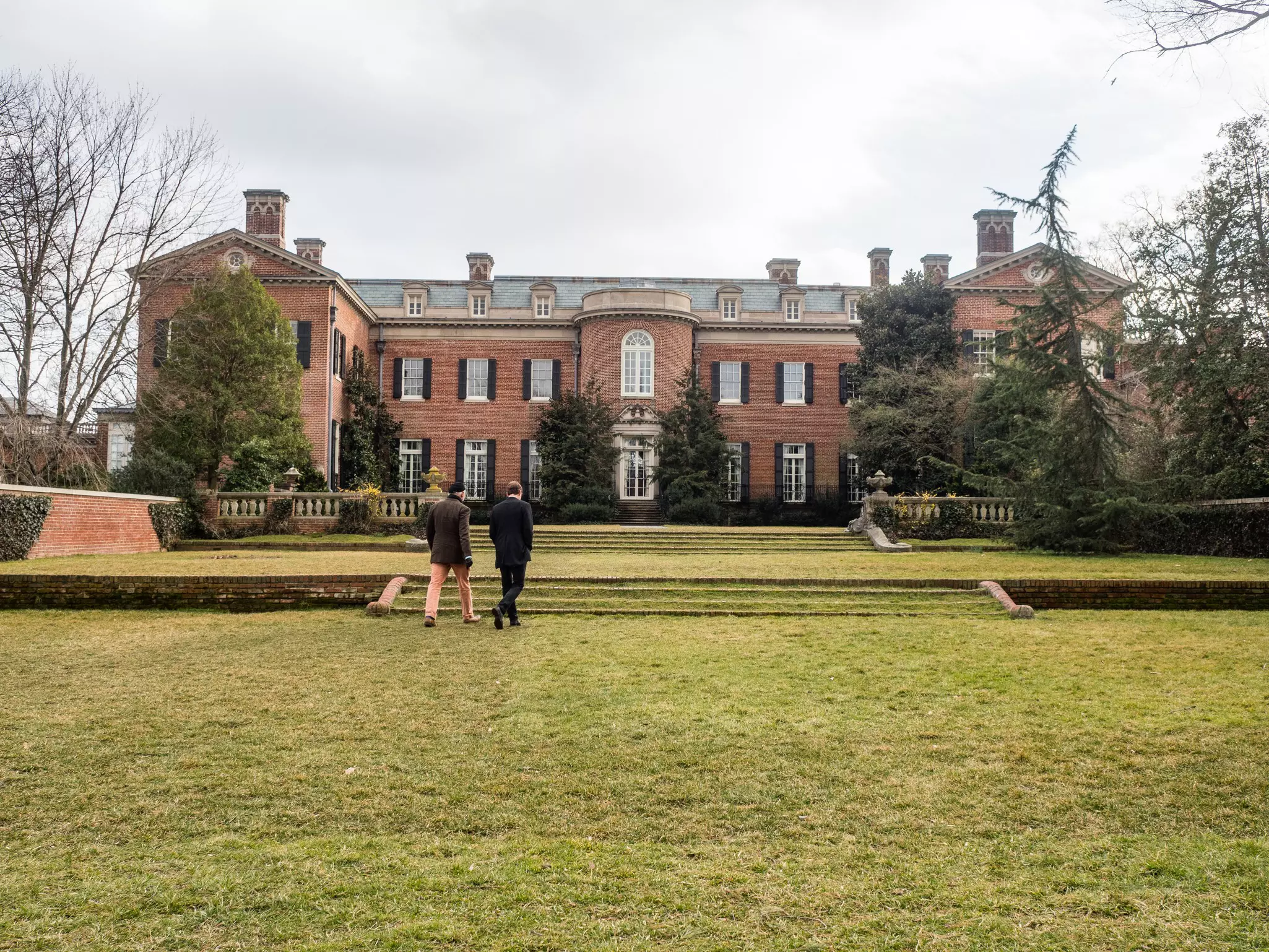 People approaching mansion at Dumbarton Oaks ouse and gardens in Georgetown