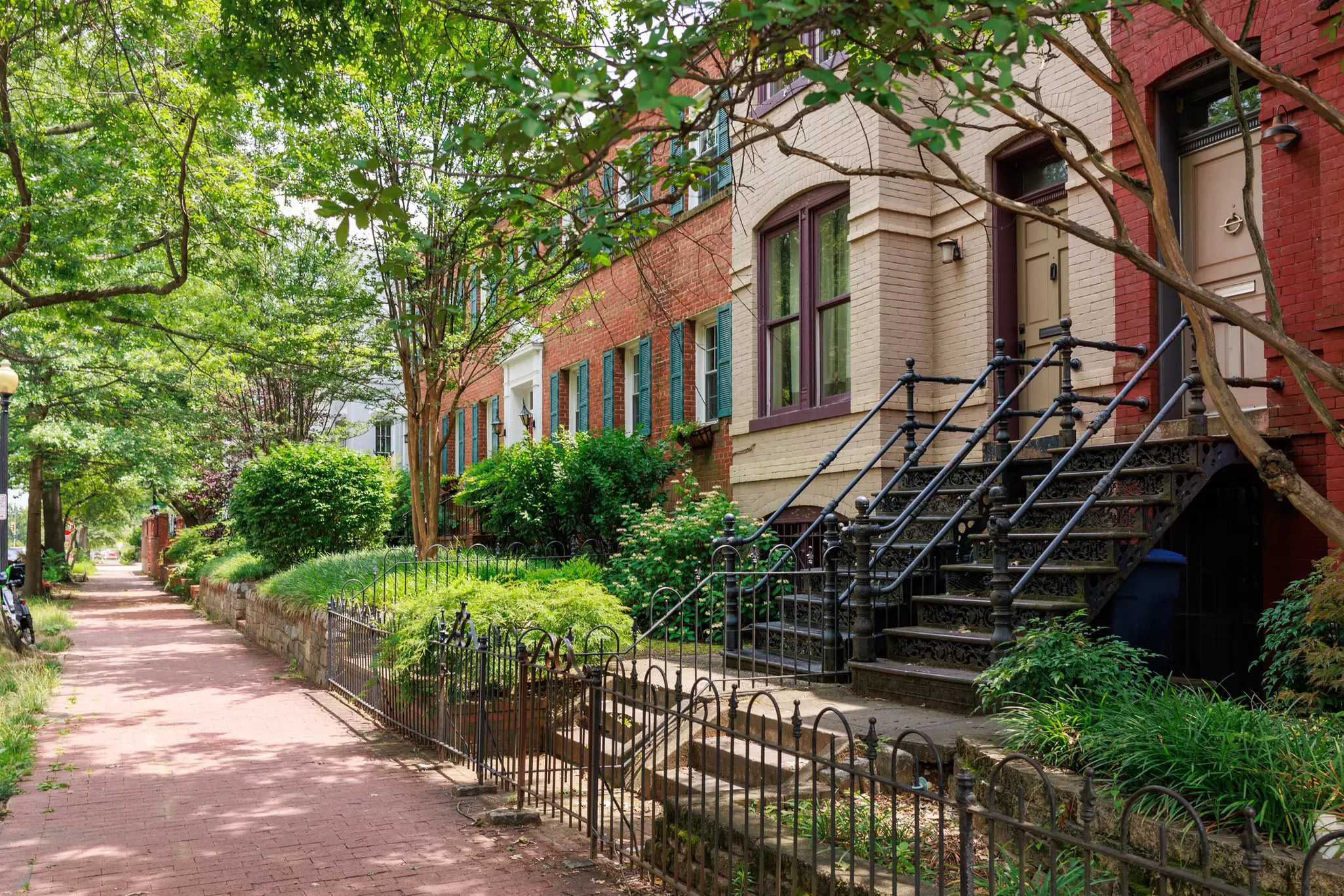 Get lost in the many rows of Capitol Hill's beautiful townhomes © Grace Cary / Getty Images