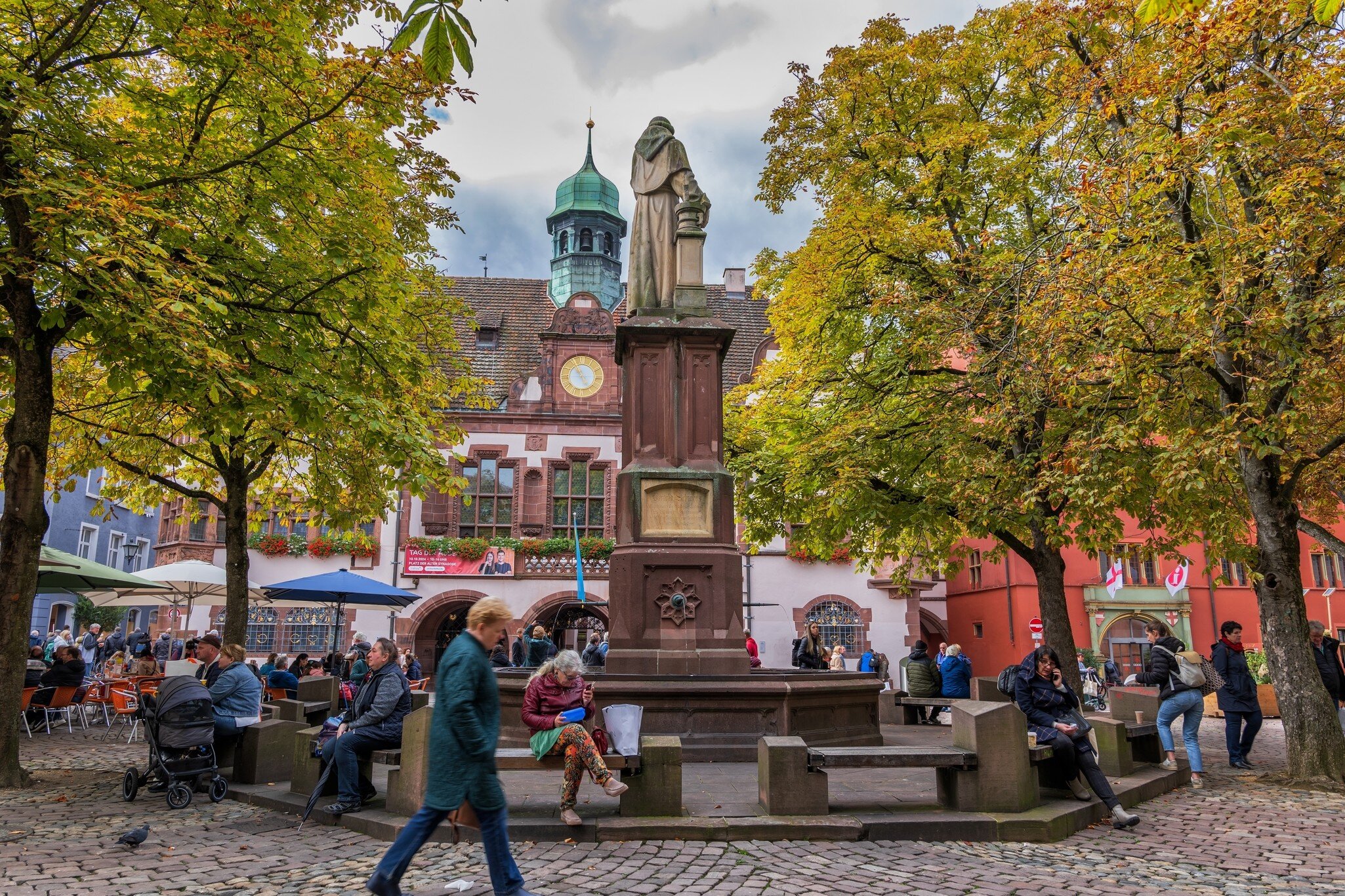 Berthold Schwarz Brunnenand monument and fountain on Rathausplatz square and Neues Rathaus (New Town Hall) in Freiburg, Breisgau, Germany. 