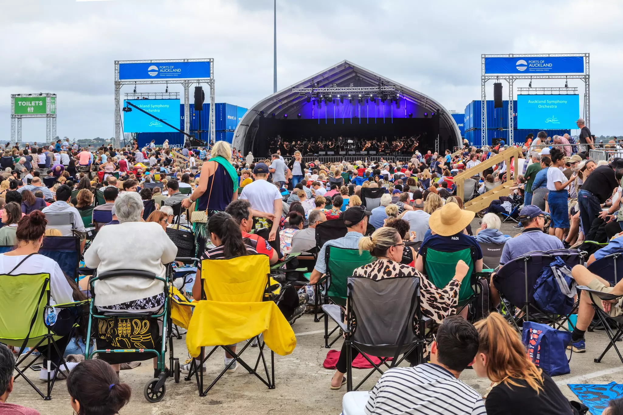 Soak up the local vibes at a free outdoor concert in Auckland this summer © Michael W NZ / Shutterstock